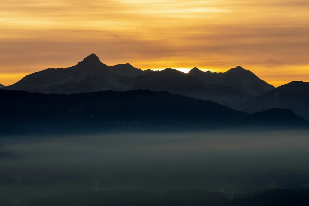 Patrones raros del Chart de Bazi Patrones raros del Chart de Bazi: Revelando el Destino Oculto chinese metaphysics illustration abstract energy