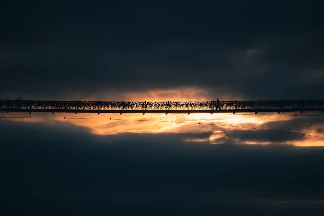 significado del sueño de una escalera Significado del Sueño de una Escalera: Desbloqueando la Simbología chinese metaphysics illustration abstract energy