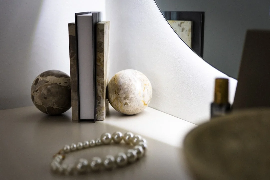 feng shui meaning of How Does Lighting Affect Work Energy? How Does Lighting Affect Work Energy? chinese metaphysics illustration zen style