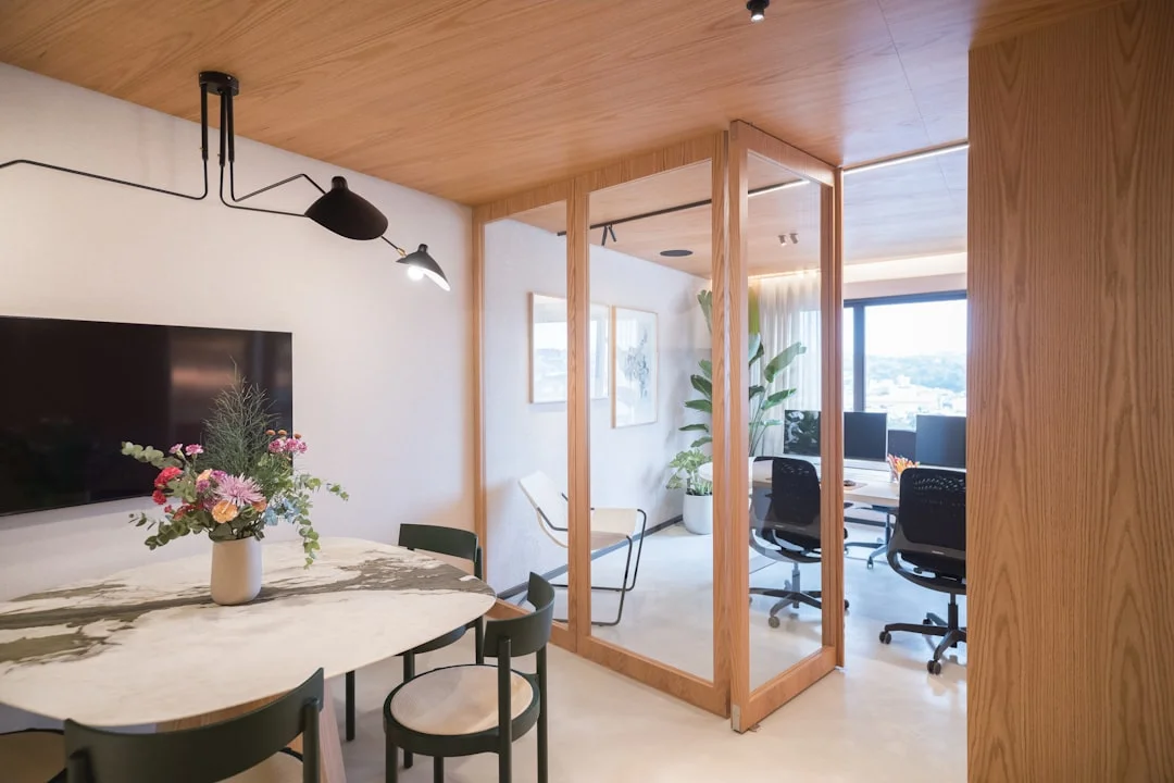 feng shui posición del escritorio significado Posición óptima del escritorio para el feng shui y el éxito chinese metaphysics illustration abstract energy